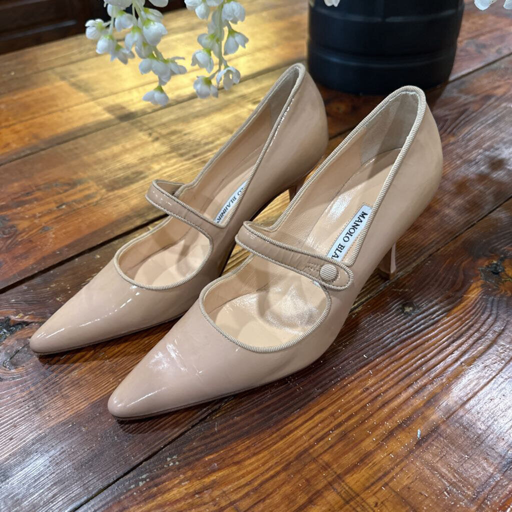 MANOLO BLAHNIK NUDE PATENT MARY JANE PUMPS