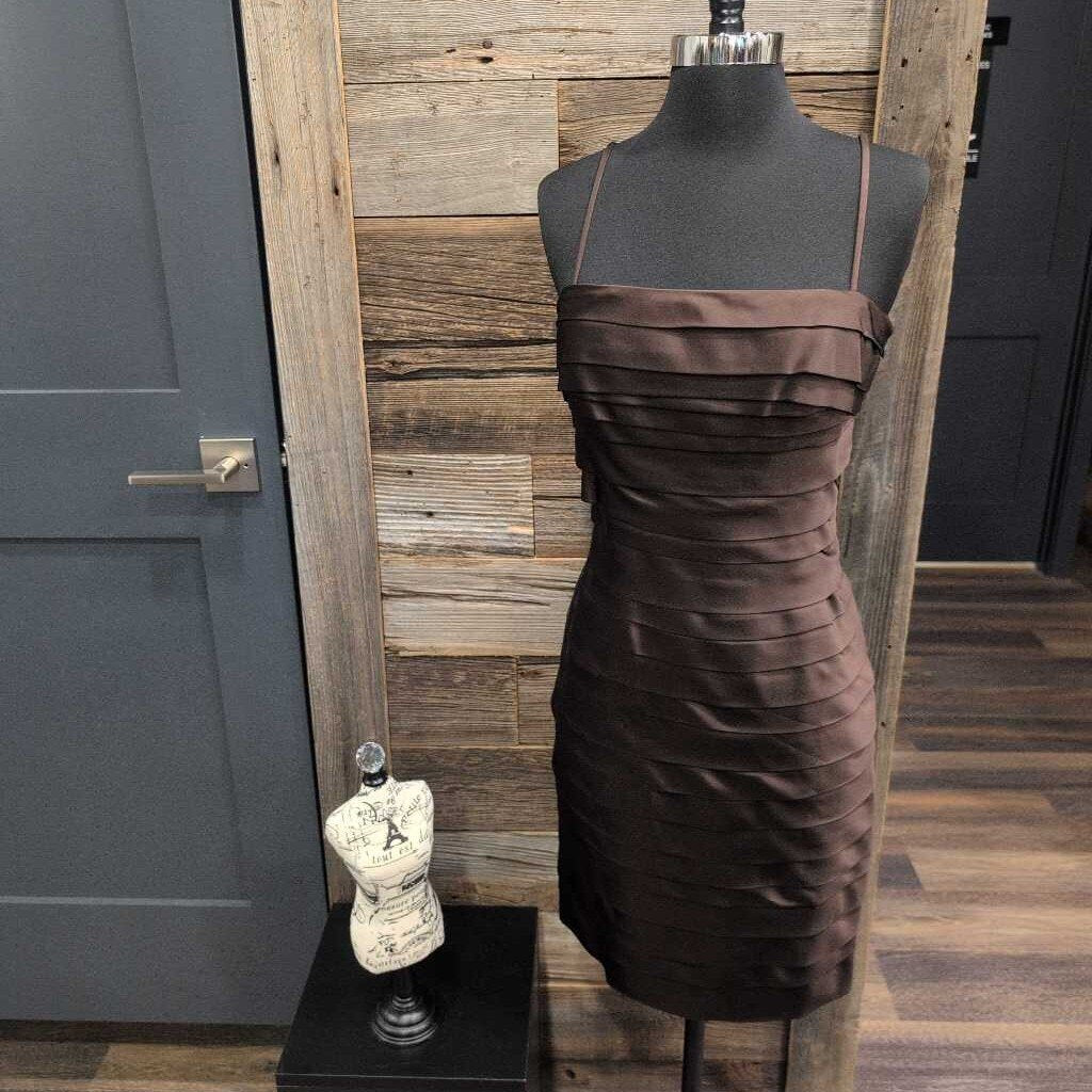 SL SQUARE NECK MIDI RUFFLE TIERED GALA GOWN