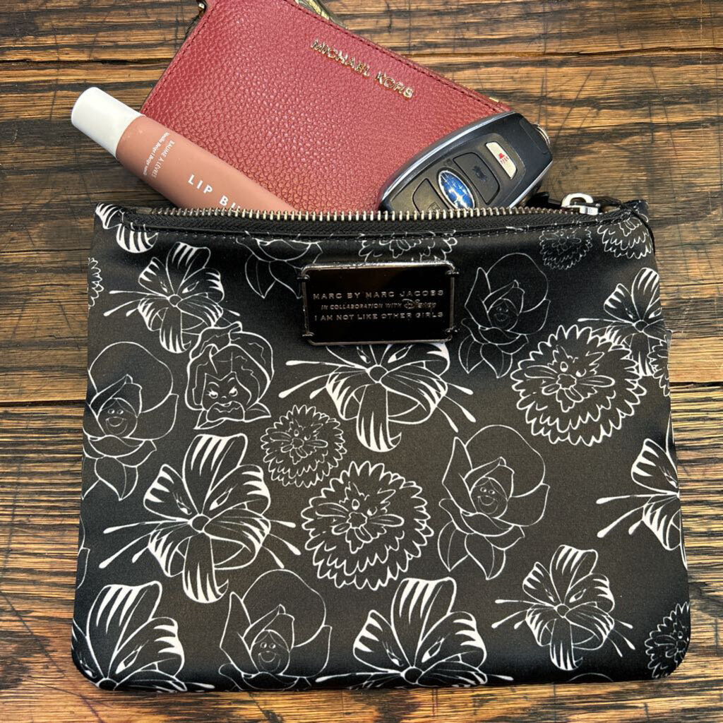 MARC JACOBS + DISNEY COLLECTIBLE ALICE IN WONDERLAND POUCH