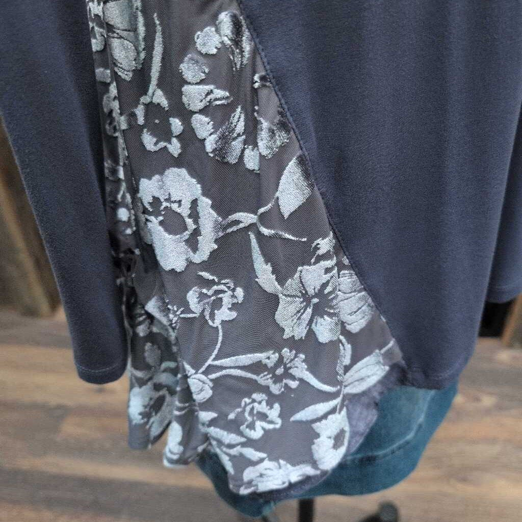 LOGO LS TUNIC W/EMBOSS DETAIL
