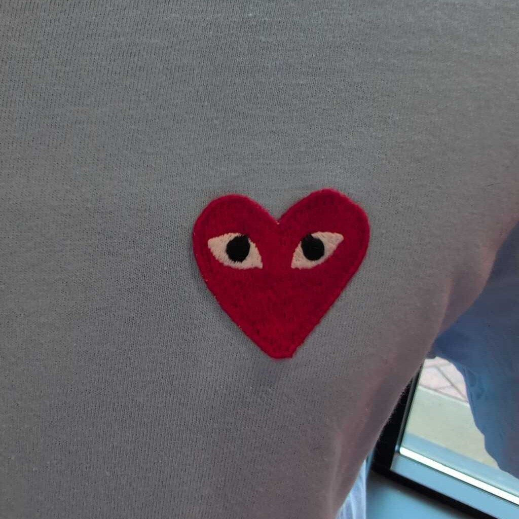 PLAY - HEART LOGO TEE