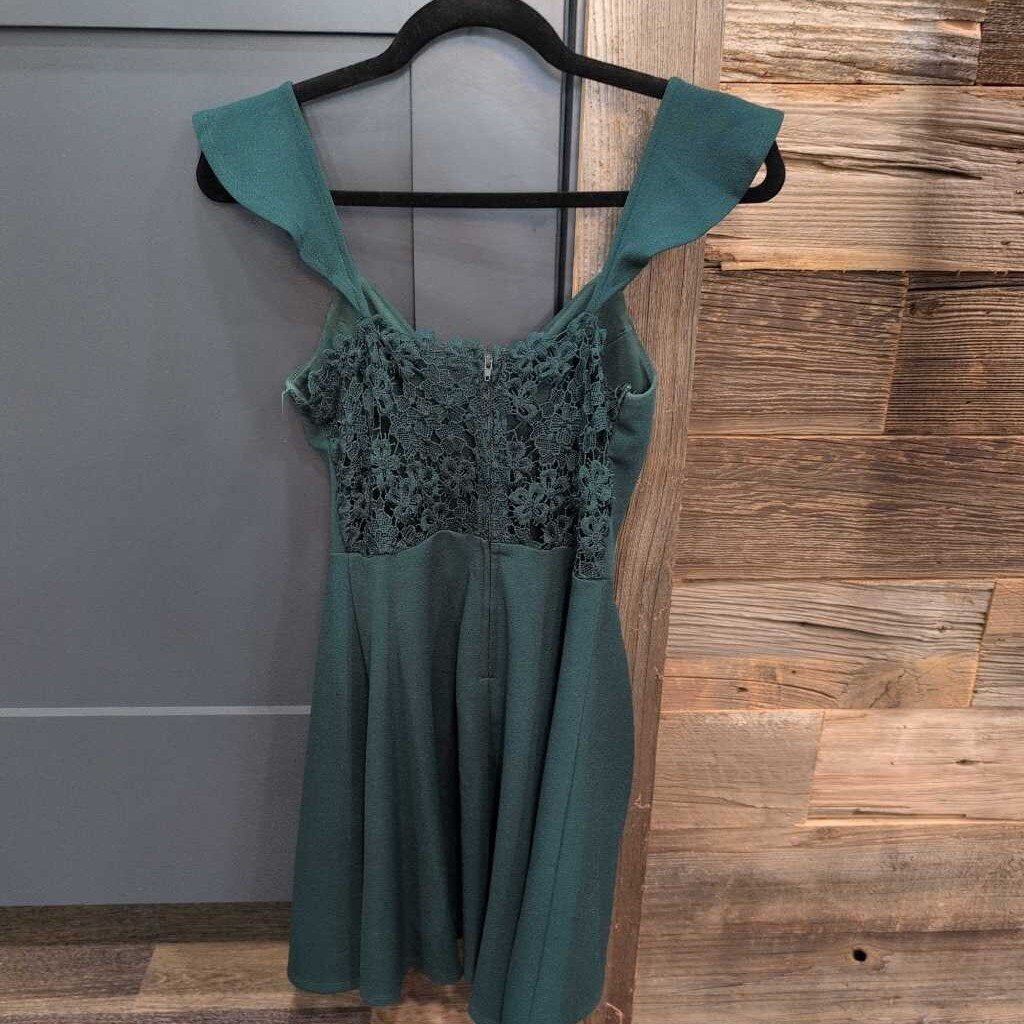 CITY STUDIO SL V NECK MINI W/ LACE DETAILING