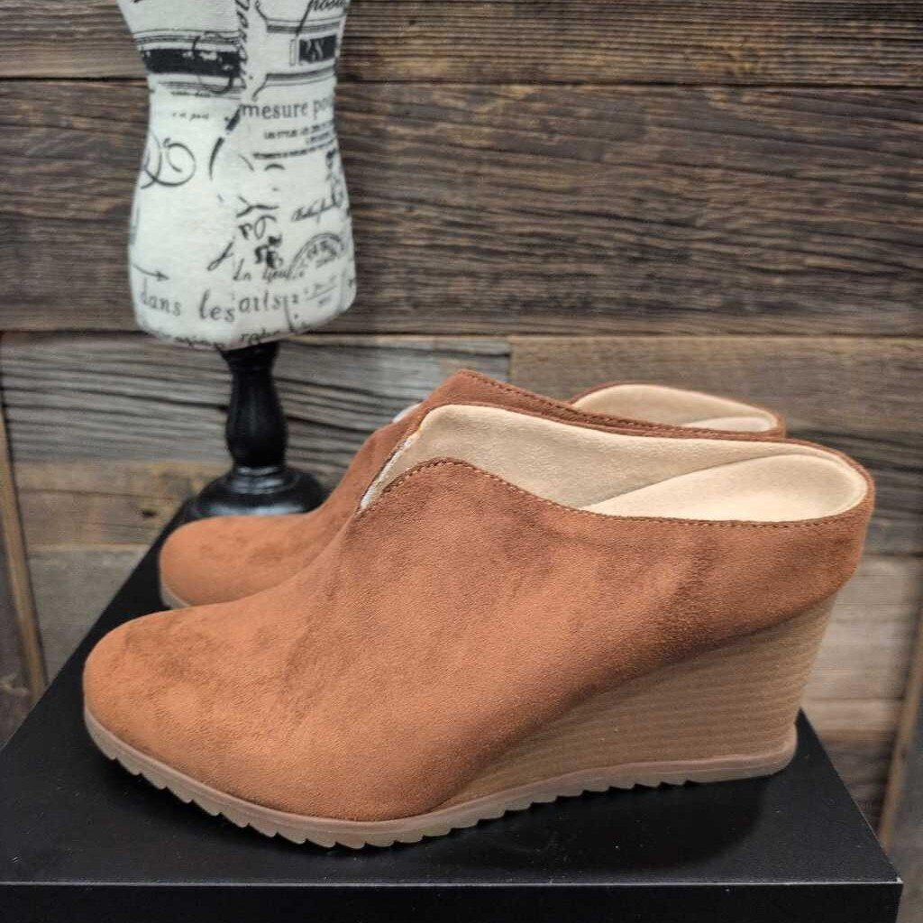 SLIP ON WEDGE BOOTIES