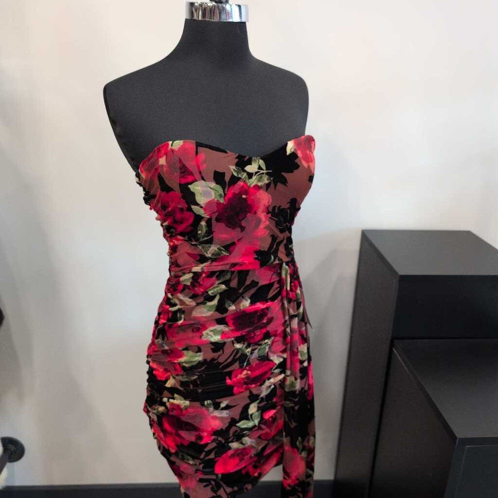 STRAPLESS ROSE RUCHED SIDE DRESS