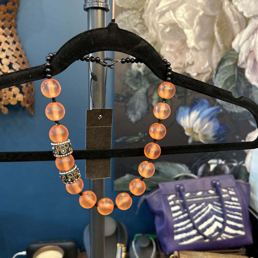 LARGE BEADS STATEMENT NECKLACE